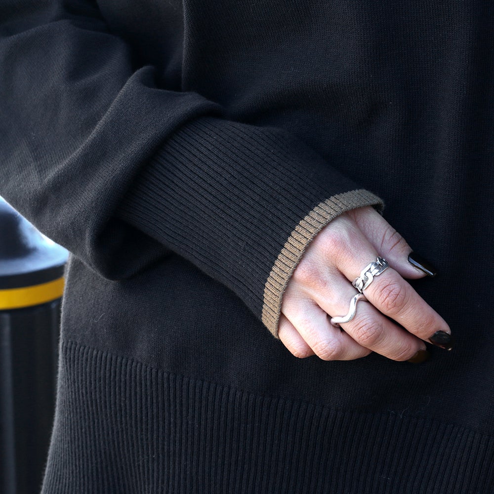 CLOCHE/クロシェ エンボスロゴニットプルオーバー 652-85525 スリー
